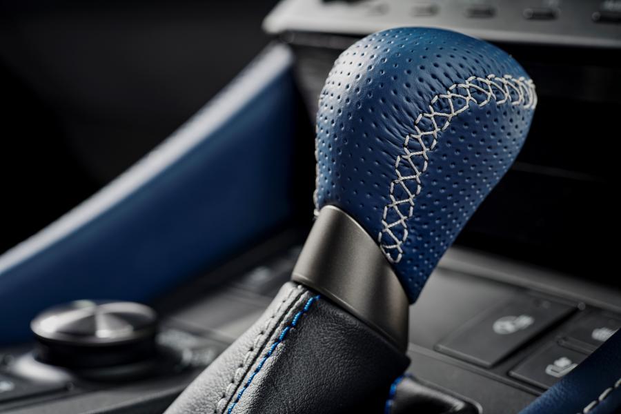Детали интерьера Lexus RC F F10th Anniversary Limited 500 2017 года  (JP) (фото 9 из 10)